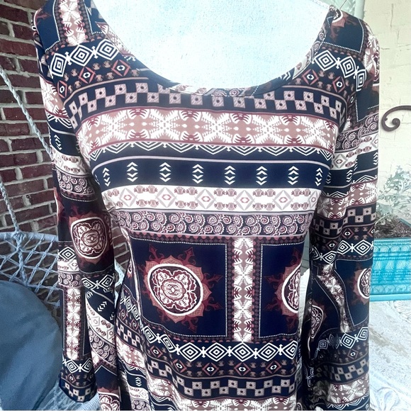 Patterned Lady’s Dress with Open Back and Ruffle Trim; Size Small - Picture 3 of 6